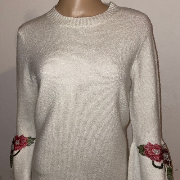 Democracy Artisan Crafted Floral Embroidered Bell Sleeve Sweater SZ M - Picture 3 of 5